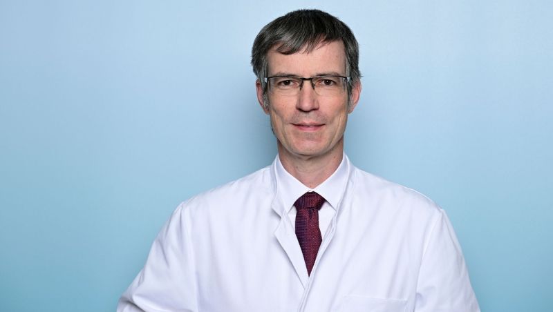 Das Bild zeigt ein Profilbild von Prof. Dr. med. M. Schargus, Chefarzt der Augenklinik der Asklepios Klinik Nord – Heidberg